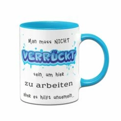 Tasse - Man Muss Nicht Verrückt Sein, Um Hier Zu Arbeiten -Becher Geschäft Tasse Man muss nicht verruckt sein um hier zu arbeiten aber es hilft ungemein04 996743
